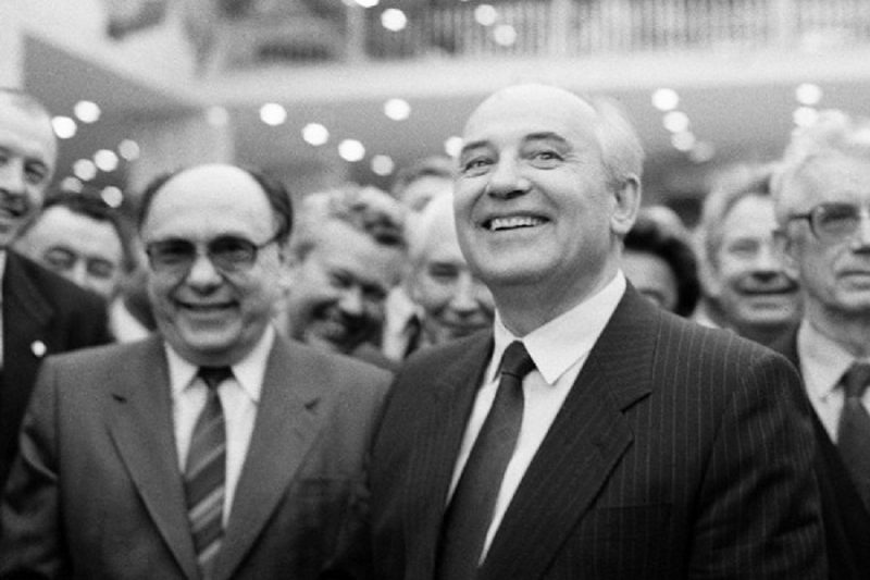 A. Jakovļevs (no kreisās) un M. Gorbačovs 1990. gadā.