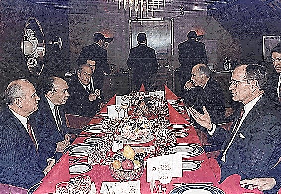 M. Gorbačovs un Dž. Bušs sarunu laikā.