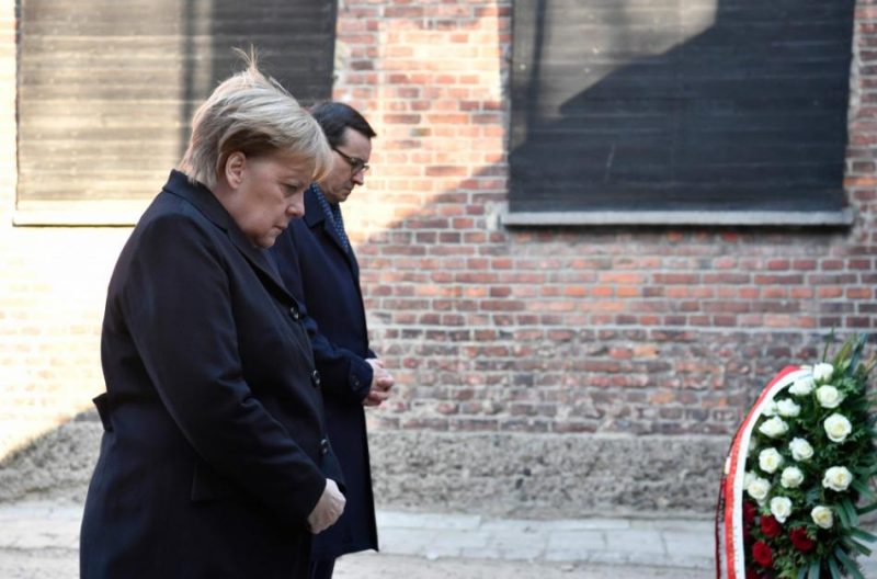 Angela Merkele Aušvicas nāves nometnē pauž “dziļu kaunu” par tur notikušo