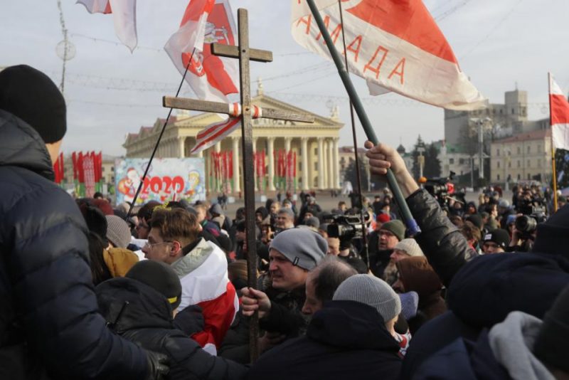Vairāk nekā tūkstotis demonstrantu sestdien pulcējušies Minskas centrā, protestējot pret Baltkrievijas ciešāku integrāciju ar Krieviju.