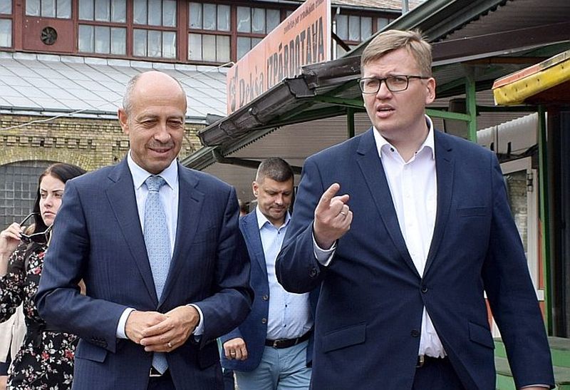 Vides aizsardzības un reģionālās attīstības ministrs Juris Pūce (no labās) uzskata, ka Rīgas domes atlaišanai ir pamats, jo rīdziniekiem ilgākā laikā ir bijusi iespēja sekot līdzi, kā tā nesekmīgi cīnās ar avārijas stāvoklī esošiem tiltiem, korupcijas skandāliem un slīgst politiskajos strīdos. Rīgas mērs Oļegs Burovs tam nepiekrīt.