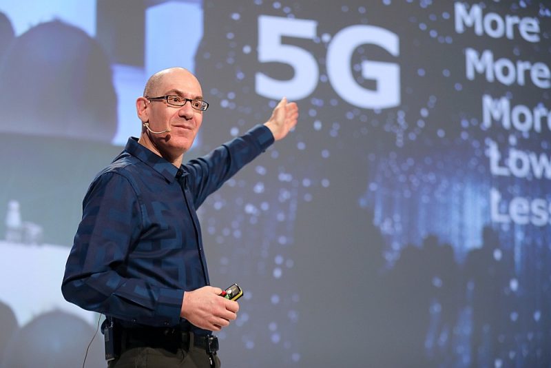 Stīvs Hofmans: “Kāpēc tad vajag 5G? Šī tehnoloģija ir daudz elastīgāka pārmaiņām un attīstībai, ar to var saslēgt daudz vairāk ierīču, ir daudz mazāks latentums.”