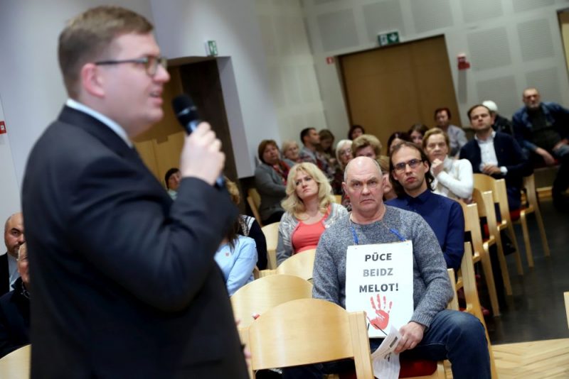 VARAM ministrs Juris Pūces tiekas ar Krimuldas novada iedzīvotājiem, lai apspriestu pašvaldību reformu.