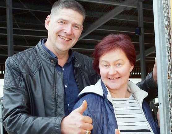 “Tiltgaļu” saimnieki: “Mūsu mērķis ir, lai govis iespējami mazāk slimotu un pašiem būtu vieglāk darboties, nevis būt Latvijā izslaukumu virsotnē. Protams, vienlaikus vēlamies iespējami vairāk slaukt.”