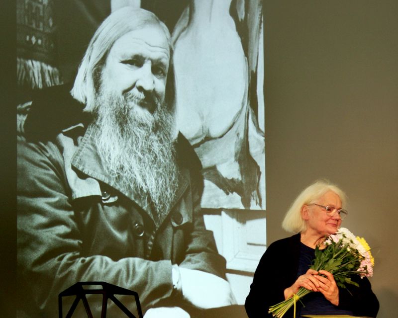 Sarmīte Neibarte intervijā Guntim Berelim: "Aivara sabiedriskā dzīve, bohēma bija ļoti skaļa un pamanāma. Nebija pamanāma tā otra dzīve. Un tāpēc arī ir tas alkoholiķa tēls. Ja būtu bijis tikai tas, tad mēs tiešām nebūtu tos 33 gadus kopā nodzīvojuši." Sarmīte savas grāmatas "Zum, zum, dzejniek! Aivars Neibarts" atvēršanas svētkos Latvijas Nacionālajā bibliotēkā 2019. gada 26. oktobrī.