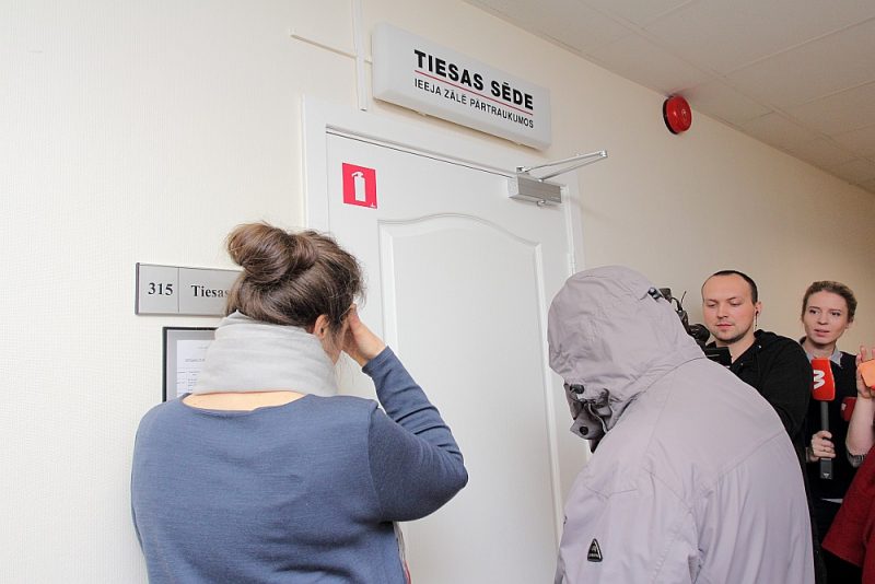 Zemgales rajona tiesa izskata krimināllietu, kurā saistībā ar mātes un bērna nāvi mājdzemdībās apsūdzēti vairāki Pirmās evaņģēliskās Jēzus draudzes locekļi.
