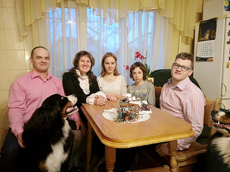 Visa kuplā Jurku ģimene: Ints (no kreisās), Inga, Terēze, Lūkass un Roberts, kā arī sune Kleo.
