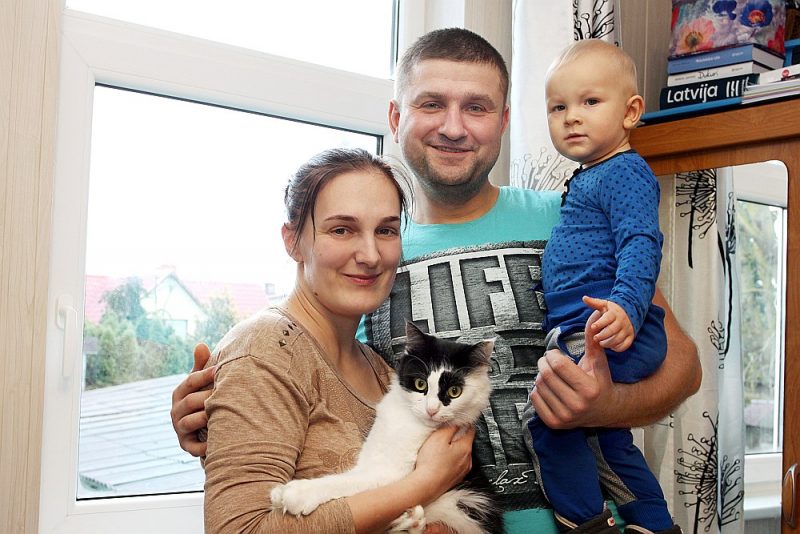 “Ja palīdzēja svešiem, tad palīdzēs arī mums.” Sintija Kameņeva lepojas ar vīru Aleksandru, kurš no ugunsgrēka izglāba trīs bērnus, tāpēc pieteica viņu “Latvijas lepnuma” balvai. Attēlā visa Kameņevu ģimene kopā – arī dēls Ņikita un kaķene Maija.