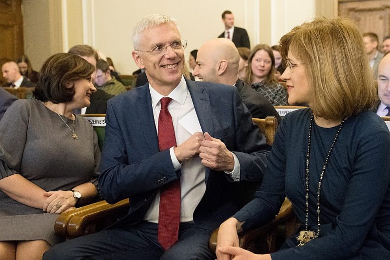 “Es gribētu, lai Saeima būtu mazāk saskaldīta un lai tā būtu vairāk konsolidēta. Taču Saeima ir mūsu sabiedrības atspulgs,” secina premjers Krišjānis Kariņš.