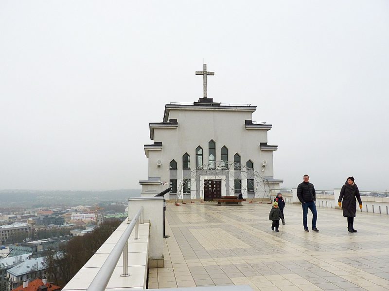 No Kristus Augšāmcelšanās bazilikas jumta paveras varens skats uz pilsētu.