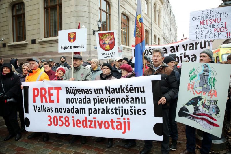 Pie Saeimas ēkas notiek “tautas sapulce”, kurā dažādu reģionu iedzīvotāji pauž neapmierinātību ar administratīvi teritoriālo reformu.