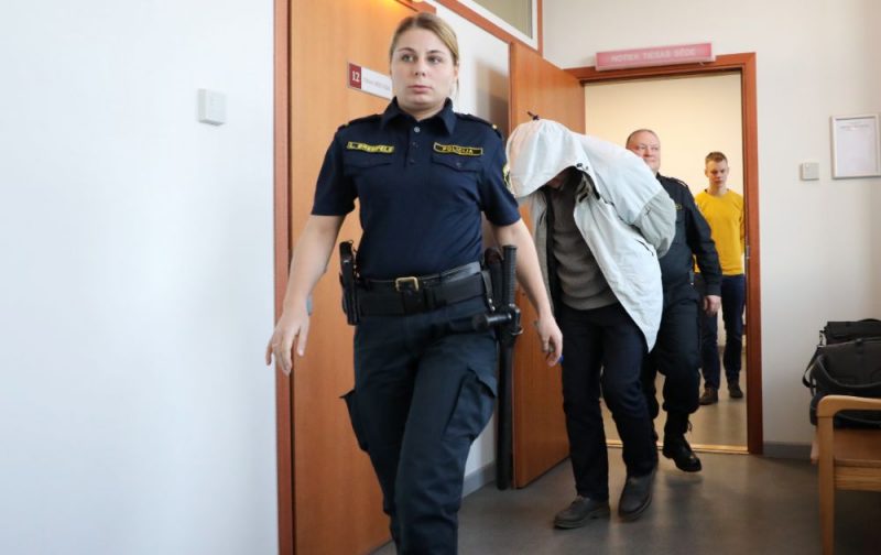 “Rīgas Centrāltirgus” cigarešu nelikumīgas tirgošanas lietā apcietinātais Vilnis Visors tiek konvojēts uz tiesas sēdi Rīgas apgabaltiesā, kur skatīs viņa pārsūdzēto drošības līdzekli.