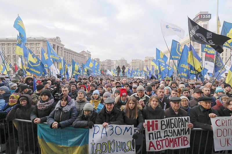 Vakar Neatkarības laukumā Kijevā notika masu demonstrācija, Ukrainas iedzīvotājiem atgādinot prezidentam Volodomiram Zelenskim, ka viņi nepiedos prezidentam piekāpšanos Maskavas prasībām sarunās Parīzē.