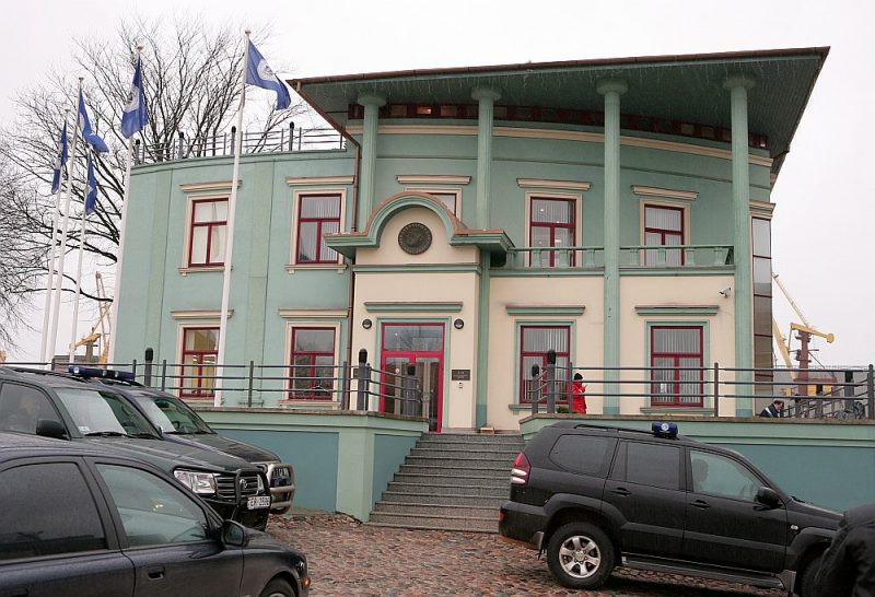 Ventspils brīvosta (attēlā pārvaldes ēka) nevar piekļūt saviem līdzekļiem bankās, turklāt apturēta Eiropas Savienības fondu izmaksa 5,6 miljonu eiro apmērā.