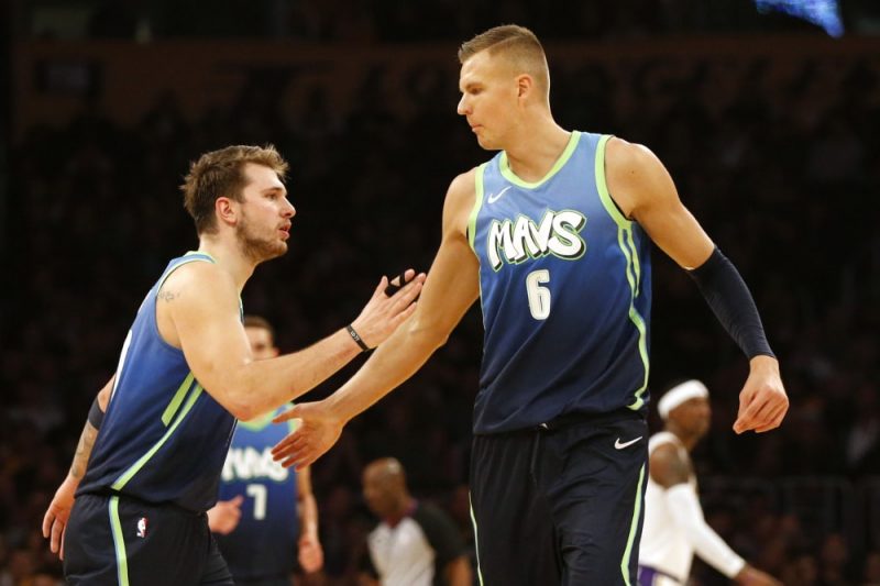 “Mavericks” līderi Kristaps Porziņģis (pa labi) un Luka Dončičs.
