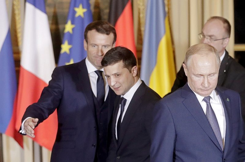 Francijas prezidents Emanuels Makrons (no kreisās), Ukrainas prezidents Volodimirs Zelenskis un Krievijas prezidents Vladimirs Putins tikšanās laikā Parīzē 9. decembrī.