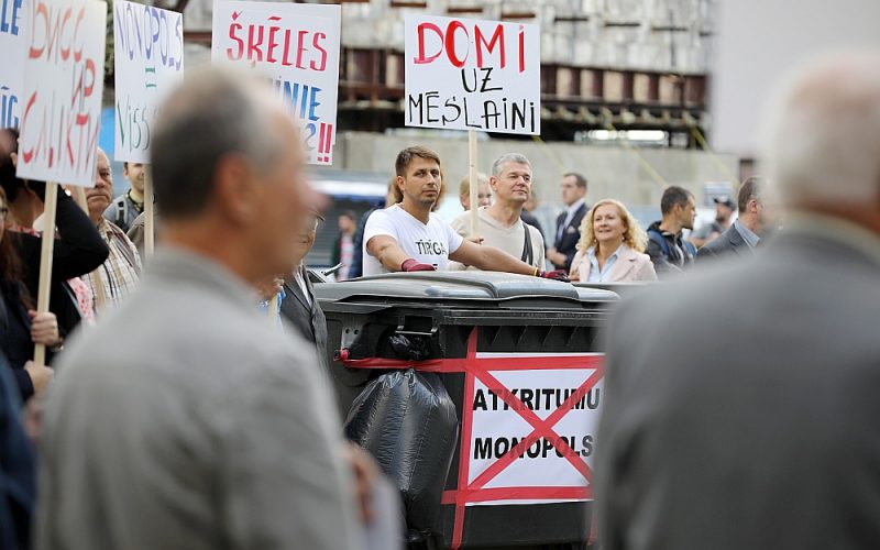 Šodien valdība plāno lemt par izsludinātās ārkārtējās situācijas termiņa pagarināšanu atkritumu apsaimniekošanas jomā Rīgā. Vides aizsardzības un reģionālās attīstības ministrija pārmetusi, ka Rīgas dome pēc Konkurences padomes paziņojuma par pagaidu noregulējumu nav veikusi nekādas darbības, lai nodrošinātu atkritumu apsaimniekošanas pakalpojuma sniegšanas nepārtrauktību. Attēlā: pret Rīgas domes atkritumu apsaimniekošanas politiku biedrības “Pilsoņu vara” rīkotais pikets Rātslaukumā šā gada septembrī.
