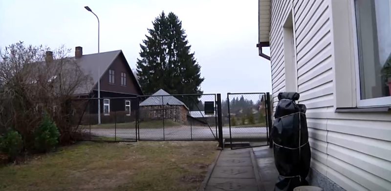 Alūksnes privātmājas žogā (foto) ietriekusies Alūksnes novada domes deputāta automašīna. Žogs ātri vien jau salabots, bet mājas siena vēl nē.