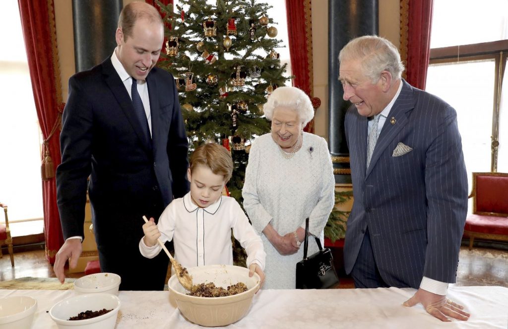 No kreisās: princis Viljams, sešgadīgais princis Džordžs, karaliene Elizabete II un princis Čārlzs.