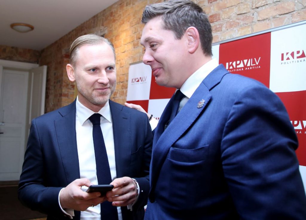 Partijas “KPV LV” valdes priekšsēdētājs Artuss Kaimiņš (no labās) un partijas premjera amata kandidāts Aldis Gobzems pirms sarunām ar apvienības “Attīstībai/Par!” pārstāvjiem par iespējamo sadarbību jaunās valdības veidošanā 2018.gadā.