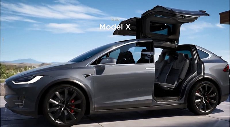 Elektroauto “Tesla Model X” maksā vismaz 80 tūkstošus eiro (bez PVN). Automašīnas durvis ir tā sauktās “piekūna spārnu” durvis, kas atveras vertikāli.