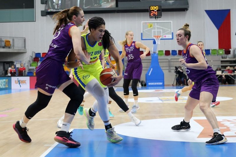 “TTT Rīga” basketbolistes aizsardzībā.
