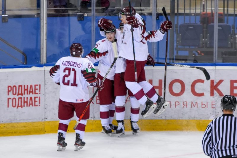 Latvijas U-20 izlases hokejisti pasaules čempionātu sākuši ar divām uzvarām.