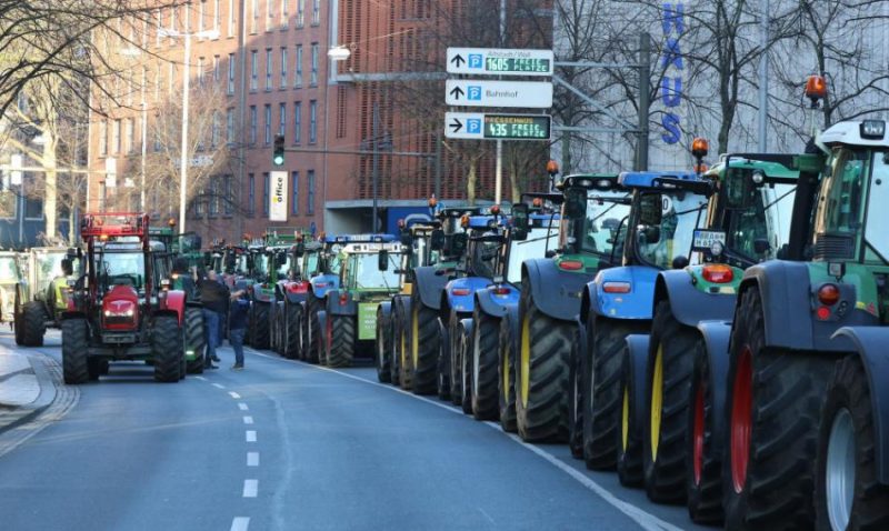 Vācijā piektdien simtiem traktoru kolonnās virzās uz Berlīni un citām lielākajām pilsētām, lauksaimniekiem protestējot pret arvien stingrāku regulējumu klimata aizsardzības un dzīvnieku labturības jomā.