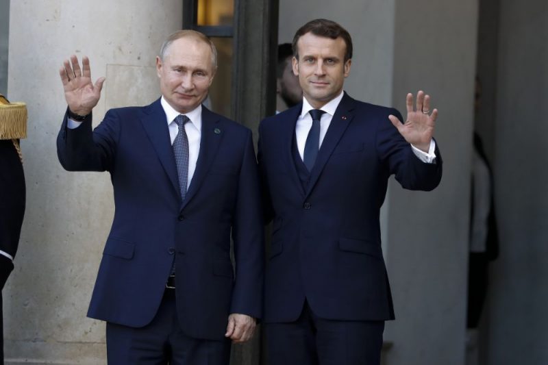 Vladimirs Putins (foto – no kreisās) un Emanuels Makrons.