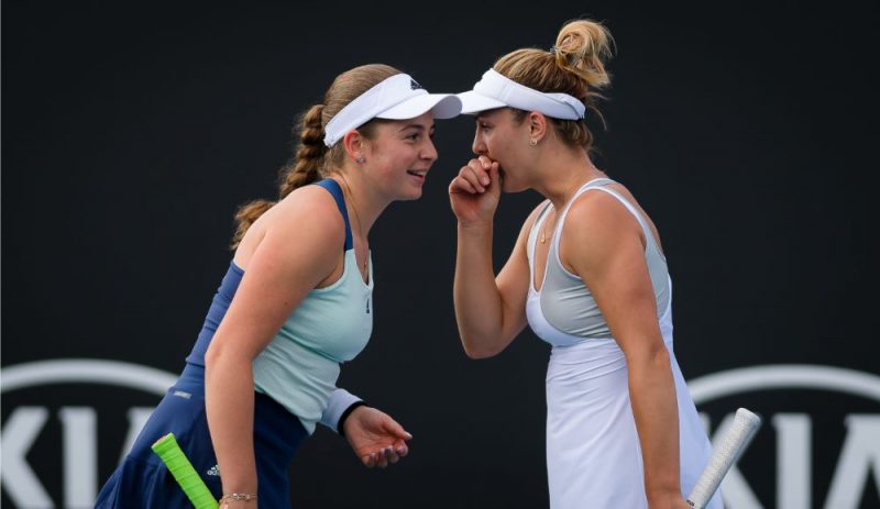 Aļona Ostapenko (no kreisās) un Gabriela Dabrovski sasniegušas Austrālijas atklātā čempionāta dubultspēļu astotdaļfinālu.