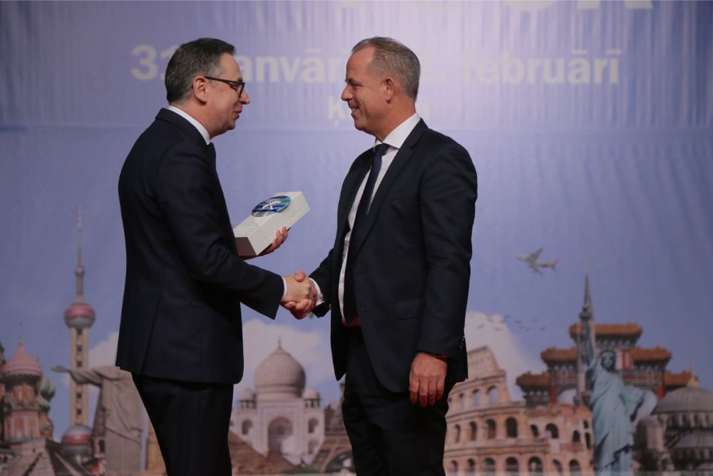 https://images.la.lv/uploads/2020/01/2020_01_31_airBaltic_airBaltic-CEO-Martin-Gauss-Recognised-as-Tourism-Person-of-the-Year-2019_21.jpg