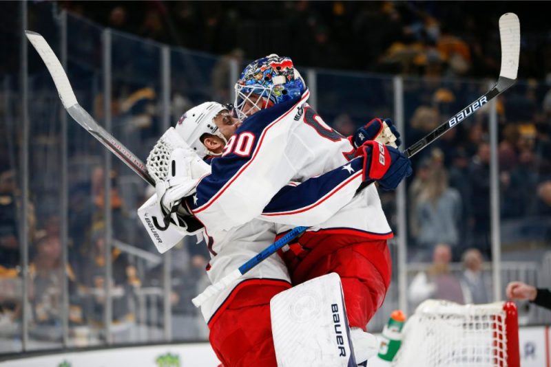 Elvis Merzļikins pēc izcīnītās uzvaras “Blue Jackets” komandas kapteiņa Nika Foliņjo apskāvienos.