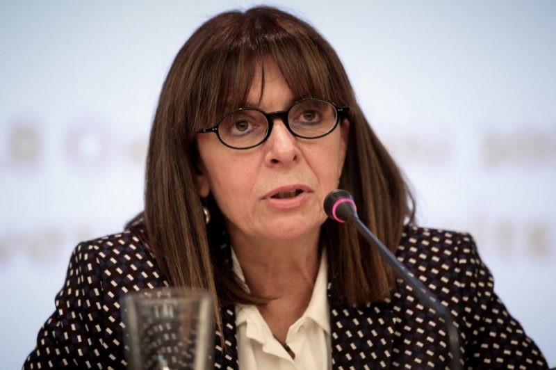Grieķijas parlaments trešdien prezidenta amatā ievēlējis tiesnesi Ekaterini Sakellaropulu.