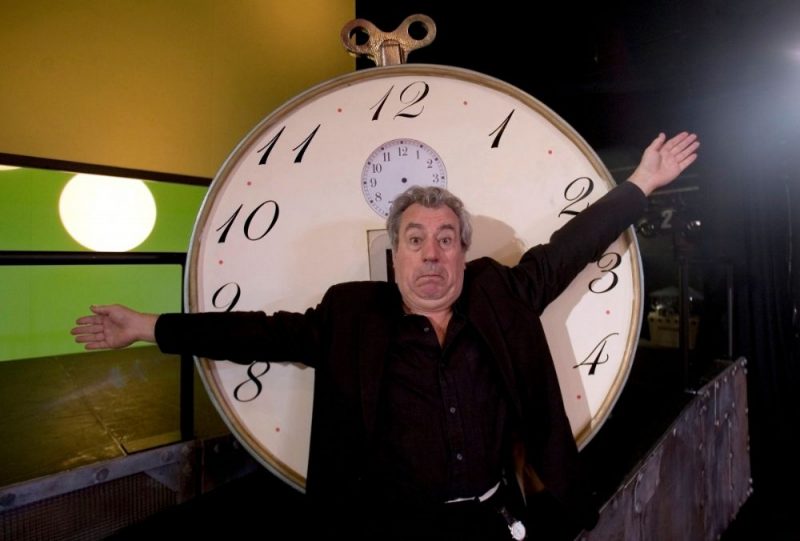 Pēc ilgstošas cīņas ar retu demences paveidu 77 gadu vecumā miris britu komiķu trupas “Monty Python” zvaigzne Terijs Džonss.