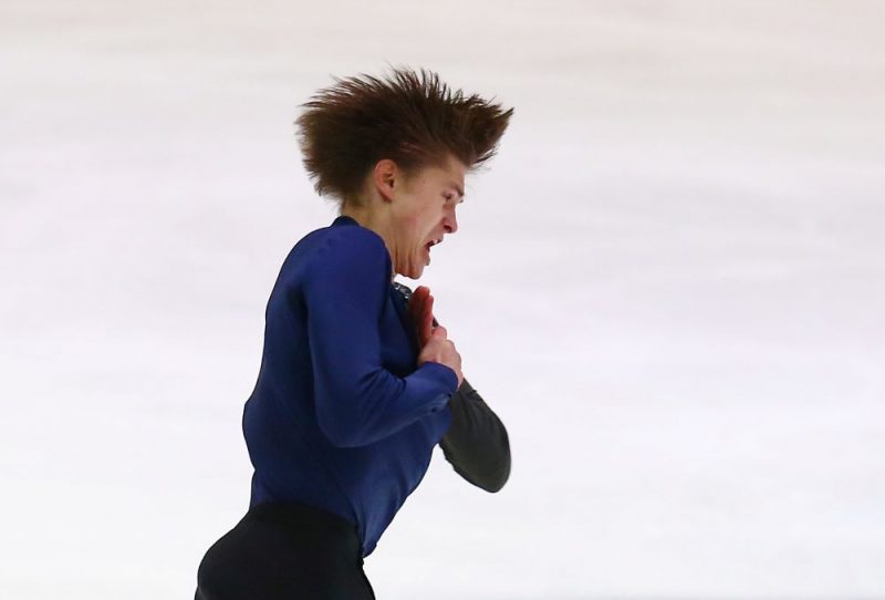 Deniss Vasiļjevs Eiropas čempionātā izpilda īso programmu.