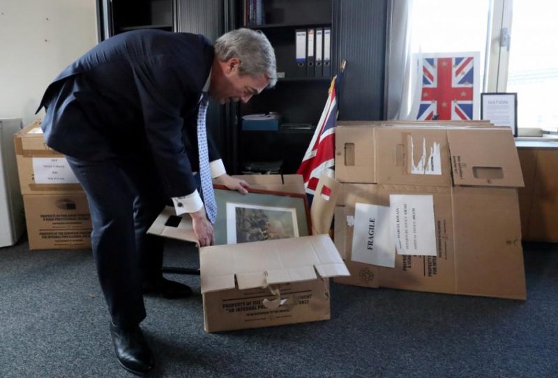 Brexit partijas līderis Naidžels Farāžs pako mantas EP.