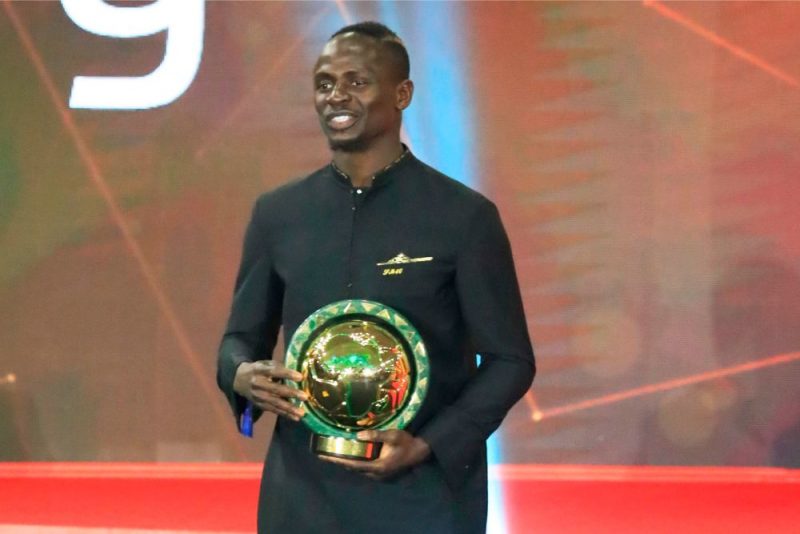 Sadio Manē ar Āfrikas labākā futbolista balvu.