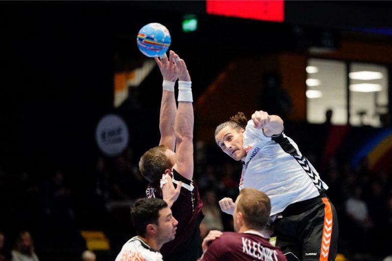 Latvijas handbola izlasei neizdevās spēle aizsardzībā, līdz ar to nācās zaudēt Nīderlandei.