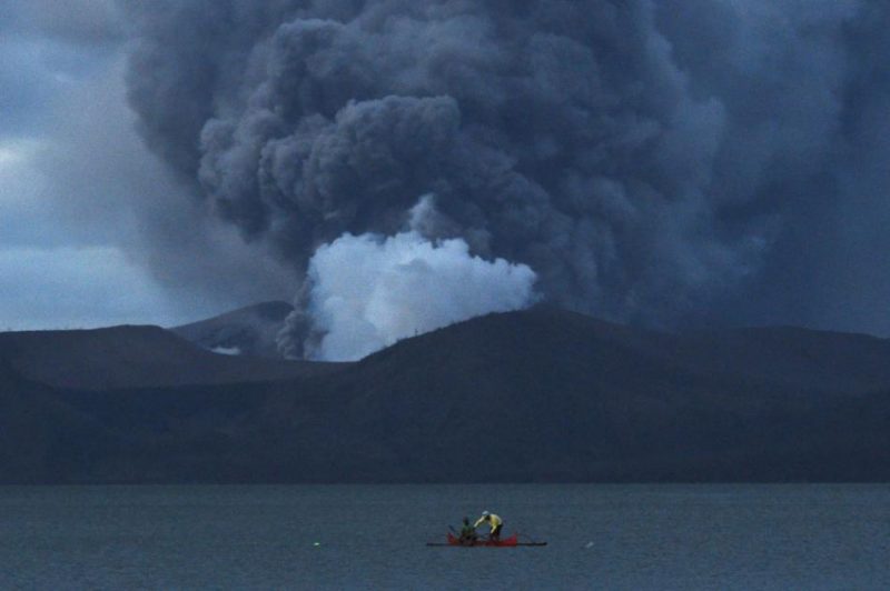 Filipīnu varasiestādes dod iedzīvotājiem 24 stundas Taala vulkāna apkaimes pamešanai
