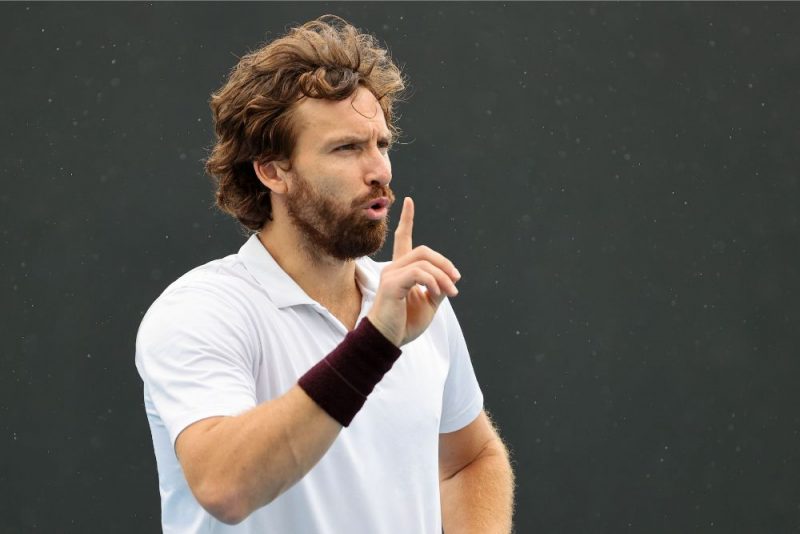 Ernests Gulbis ļoti bieži pēc uzvarētām spēlēm žurnālistus iepriecina ar jautriem stāstiņiem. Šoreiz par to, kā Melburnā meklējis sev sporta apavus.
