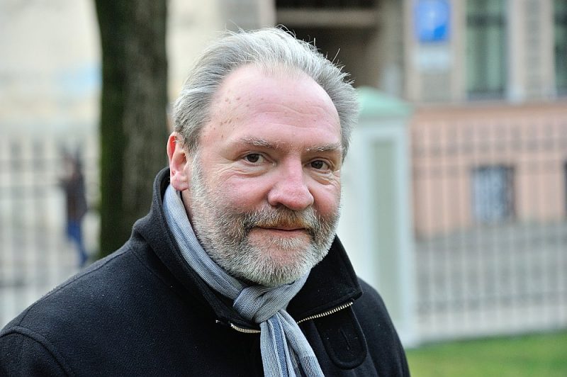 Jānis Asaris: “Grūti pateikt, vai tie, kas ieklāja raibās flīzītes vēsturiskajā Vērmaņdārza strūklakas baseinā, to pārkrāsošanu bija iecerējuši jau pašā sākumā vai tomēr apķērās tikai tad, kad sacēlās protesti sabiedrībā.”