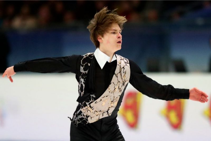 Deniss Vasiļjevs Eiropas čempionātā izpilda izvēles programmu.