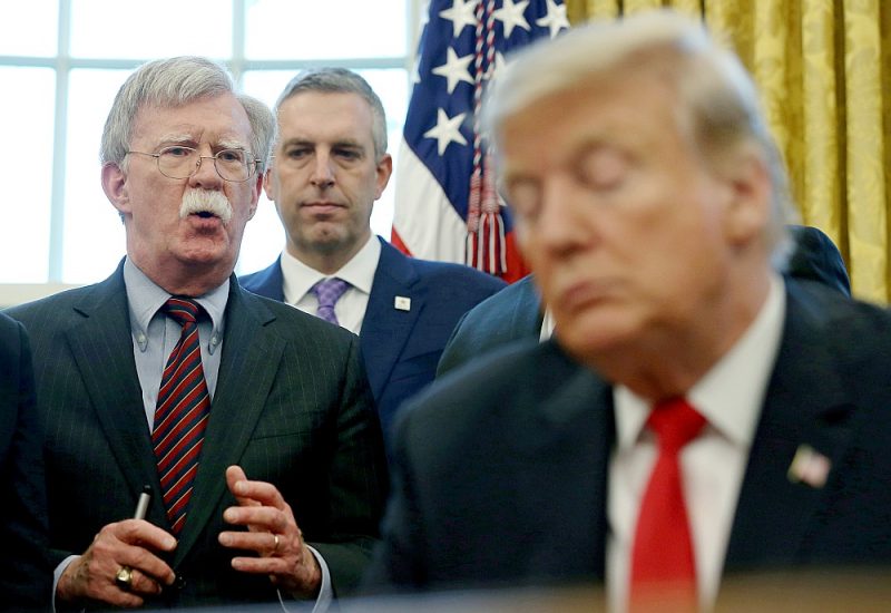 Bijušais nacionālās drošības padomnieks Džons Boltons (no kreisās) apspriežas ar prezidentu Donaldu Trampu Baltā nama Ovālajā kabinetā 2019. gada februārī.