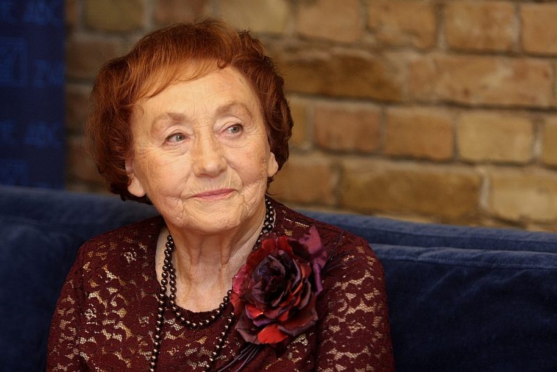 Lija Brīdaka: “Tā ir mūsu šodienas iezīme – mums nav laika izrunāties, parunāties. Šī nespēja sarunāties kļūst par ikdienu un arī var būt traucēklis veco un jauno attiecībās.”