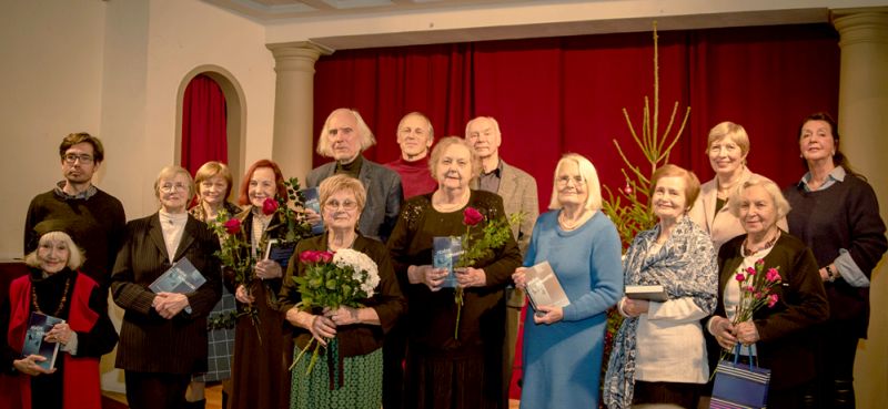 1. rindā no kreisās: Ludmila Tarasova, Biruta Sproģe, Lidija Pupure, Silvija Geikina, Ilze Vazdika, Ieva Lelde Mūrniece, Ludmila Leimane, Roberta Ceplīša dzīvesbiedre Biruta Ceplīte. 2. rindā: Ludmilas Tarasovas dēls Ernests Ābiķis, Jura Pučkas atraitne Līga Pučka, Juris Strenga, Haralds Ulmanis, Arkādijs Buls, Kārina Pētersone un Eduarda Smiļģa meita Aija Vīgnere.