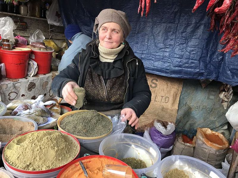 Tbilisi jau gadsimta ceturksni mitinās daudz gruzīnu bēgļu, kas tika padzīti no savām mājām Abhāzijā un Dienvidosetijā. Centrālā tirgus pārdevēja Manana iepriekš dzīvoja Suhumi.