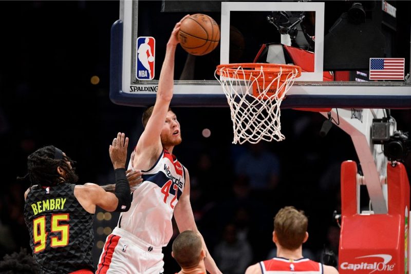 Dāvis Bertāns triec bumbu Atlantas “Hawks” grozā.