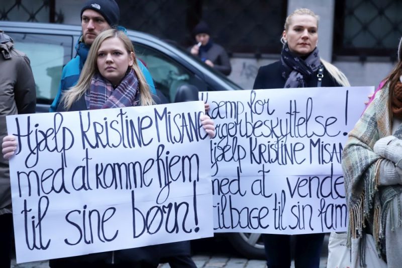 Pie Dānijas vēstniecības Rīgā notiek pikets pret šobrīd Dānijā apcietinātās divu bērnu mātes Kristīnes Misānes izdošanu Dienvidāfrikai, kur viņai draud 15 gadu cietumsods par savu bērnu glābšanu no vardarbības.