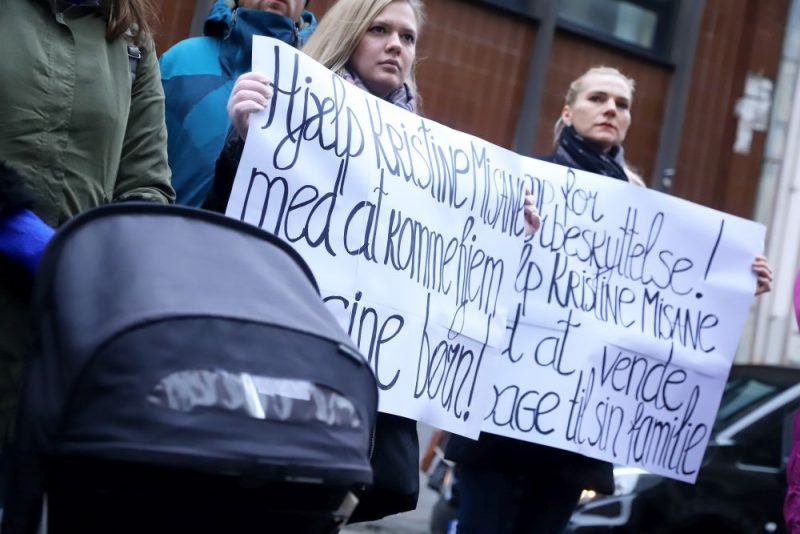 Pie Dānijas vēstniecības Rīgā notiek pikets pret šobrīd Dānijā apcietinātās divu bērnu mātes Kristīnes Misānes izdošanu Dienvidāfrikai, kur viņai draud 15 gadu cietumsods par savu bērnu glābšanu no vardarbības.
