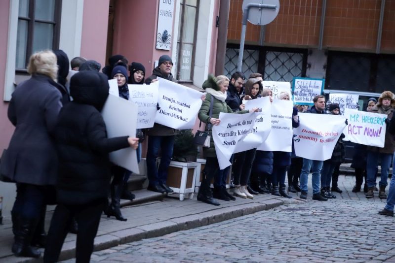 Pie Dānijas vēstniecības Rīgā notiek pikets pret Dānijā apcietinātās divu bērnu mātes Kristīnes Misānes izdošanu Dienvidāfrikai, kur viņai draud 15 gadu cietumsods par savu bērnu glābšanu no vardarbības.